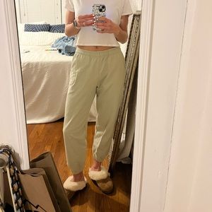 DAILY DRILLS jogger sweatpants! Size Small! Barely Worn! Green!